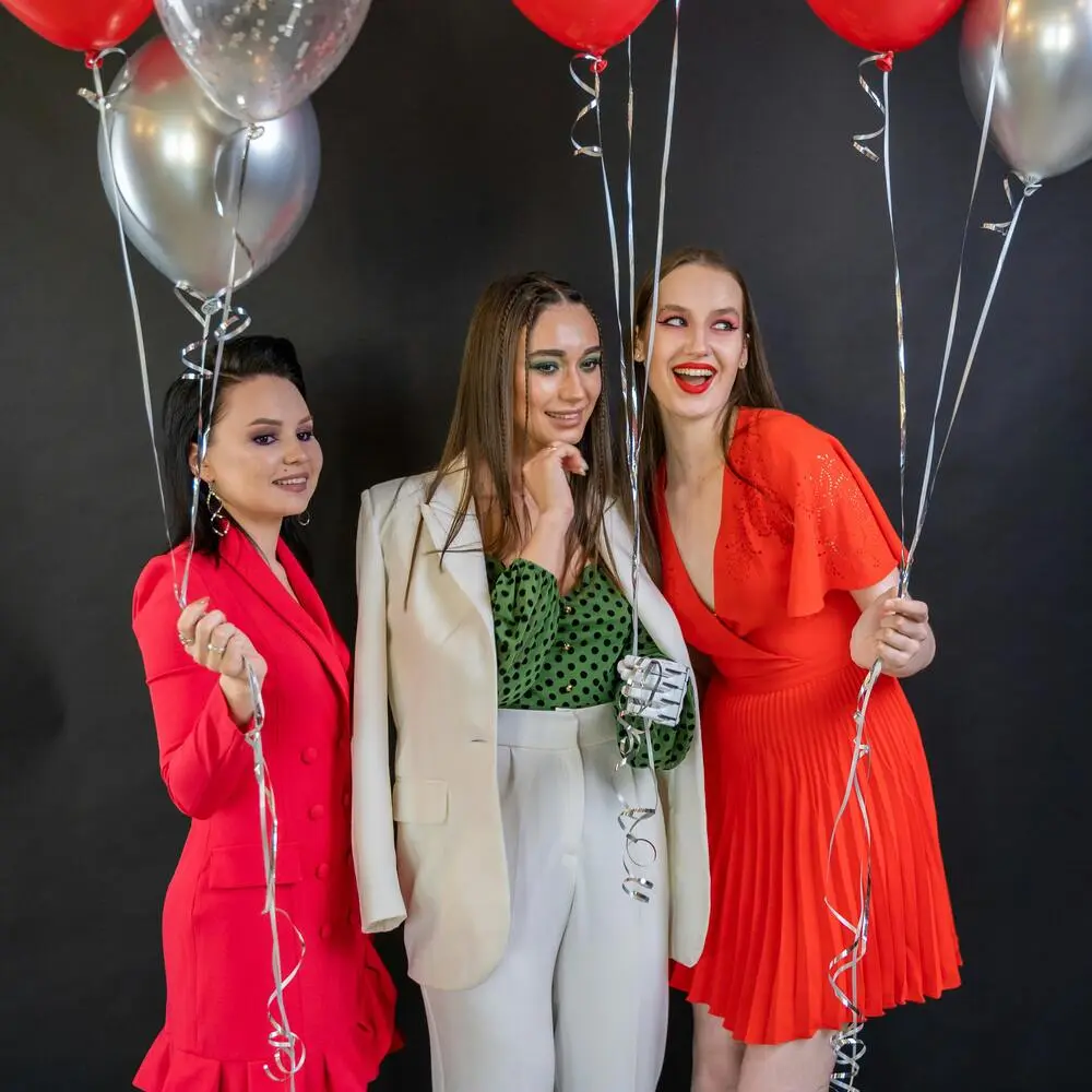 pexels-mikhail-nilov-9475959 femmes avec ballons qui posent pour photo